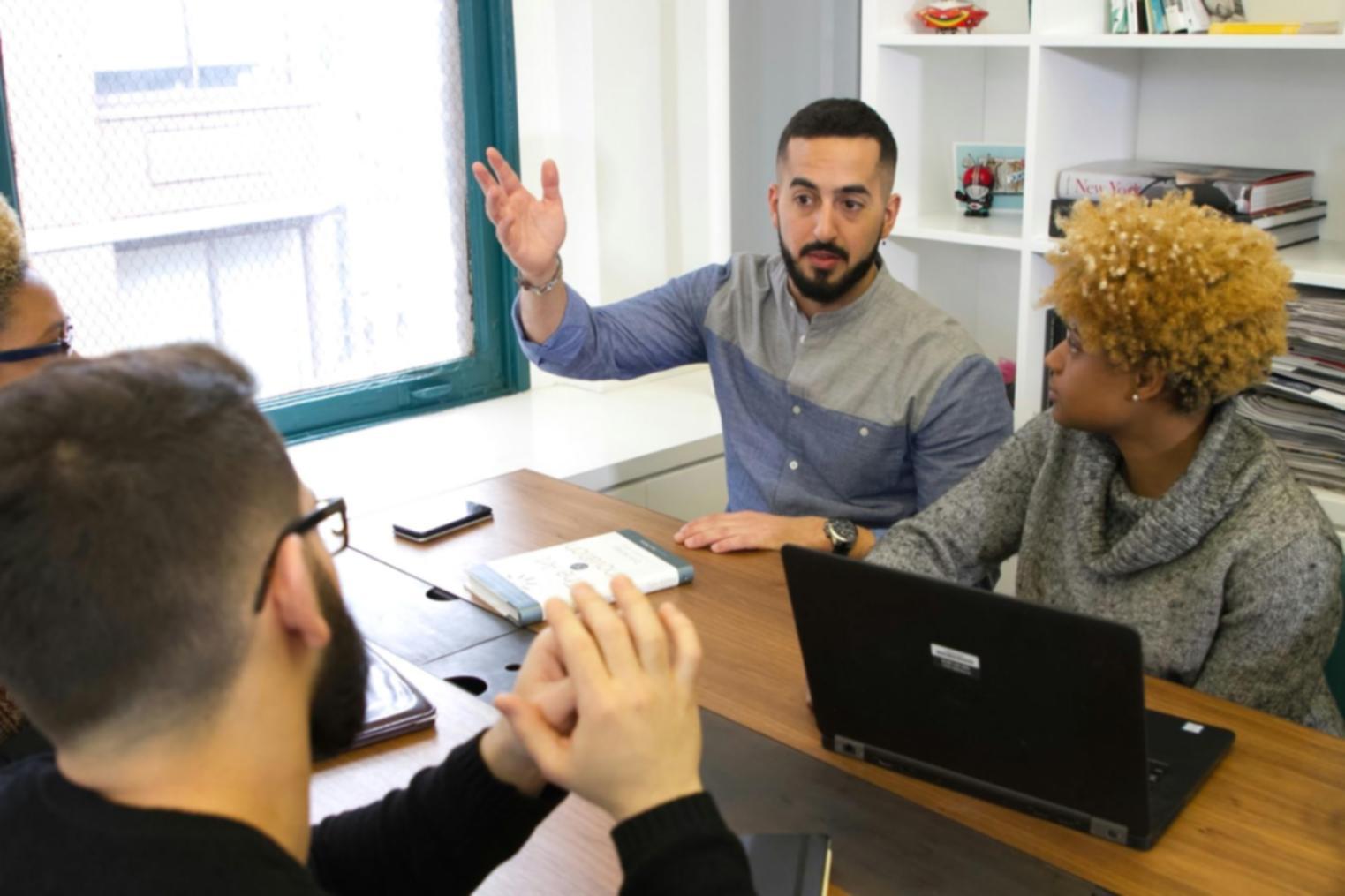 Interface moderne d'analyse financière avec tableaux de bord interactifs